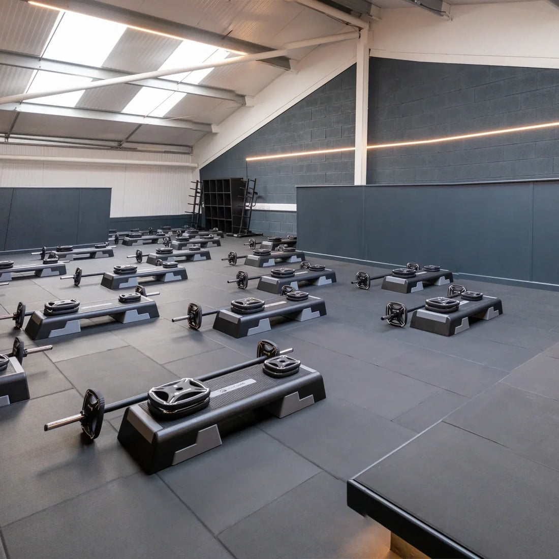 Why mirrored walls can distort perceived equipment availability in busy gyms - Gym Gear
