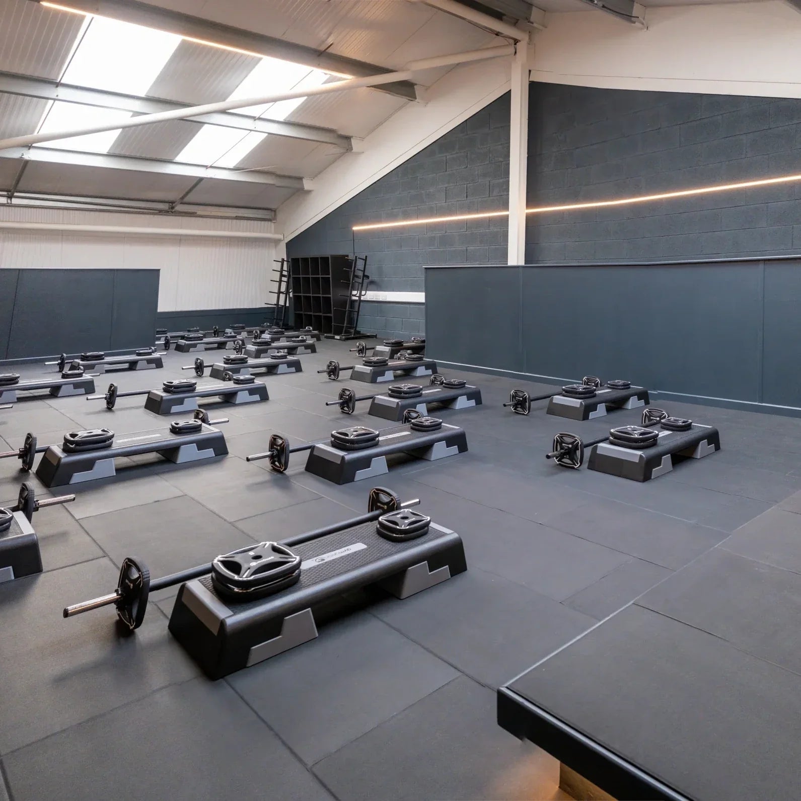 How staff cleaning routes disrupt gym circulation during peak periods - Gym Gear