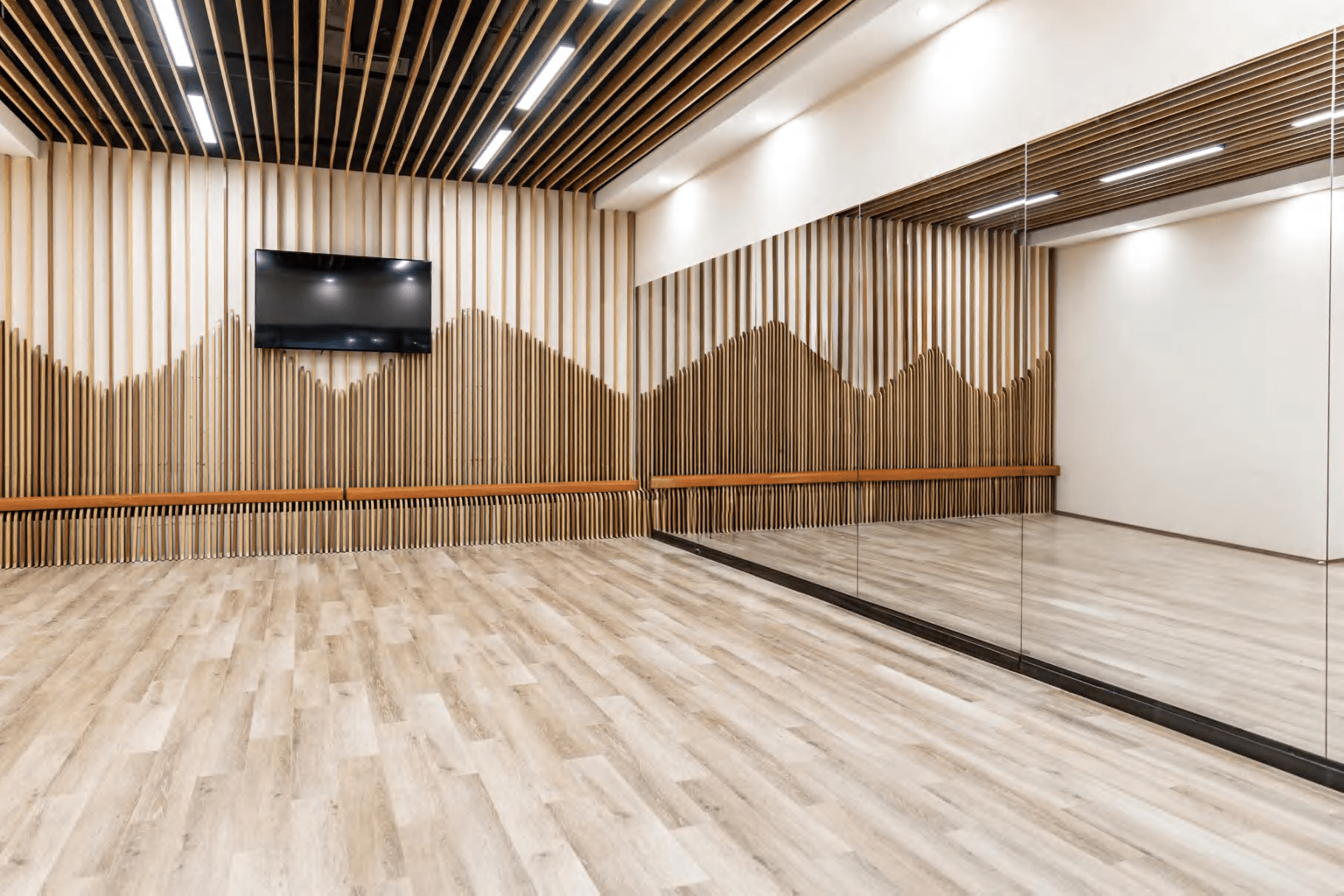 How worn flooring changes movement patterns in small gyms - Gym Gear